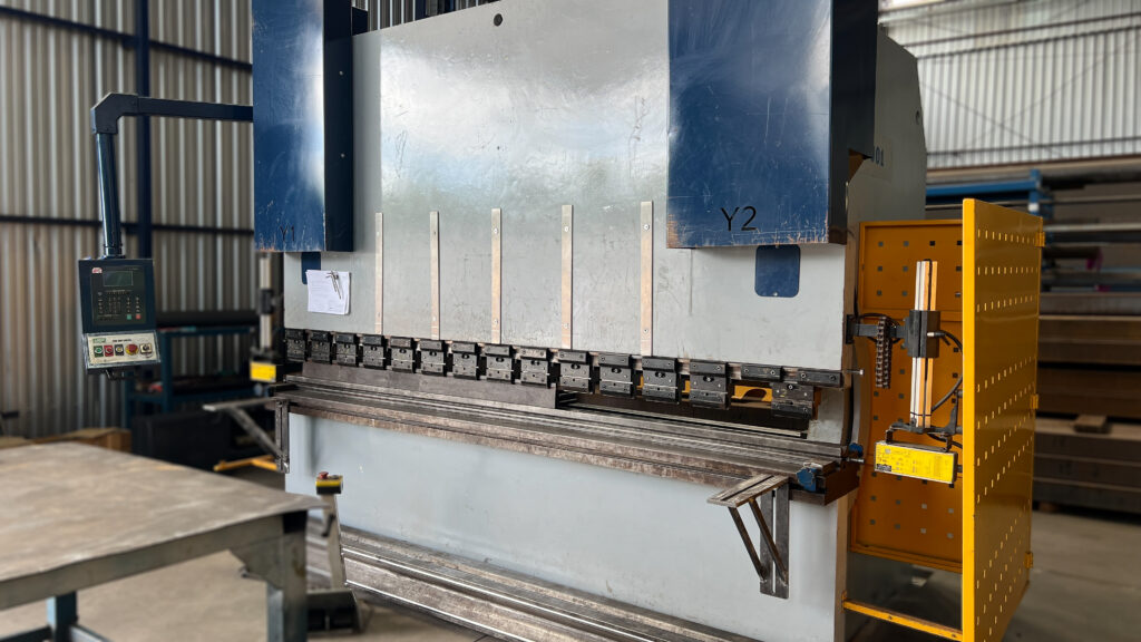 Dobradeira CNC no galpão de produção da M&I