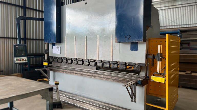 Dobradeira CNC no galpão de produção da M&I