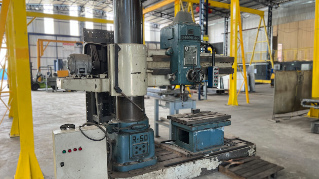 Furadeira radial em operação na fábrica